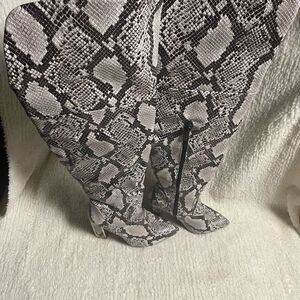 Bamboo synthetic Snakeskin Print beige & gray thigh high block Heels boots SZ8